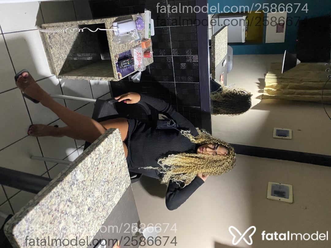 Acompanhante mulher loira (o) de olhos castanhos - Karine Maria