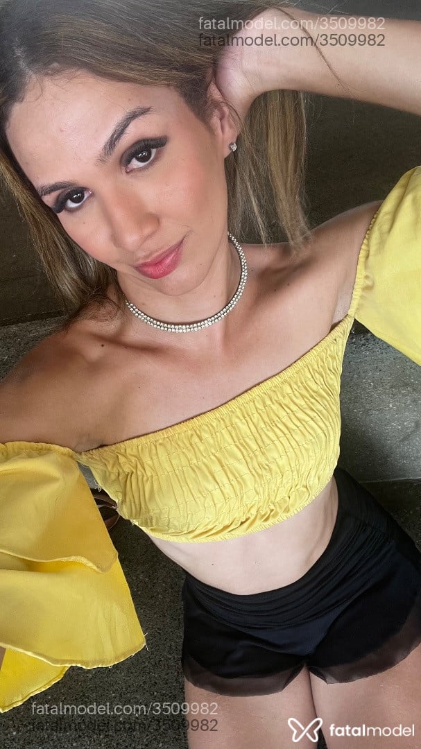 Acompanhante mulher trans com cabelo castanho de olhos castanhos - Celina Fontinelle