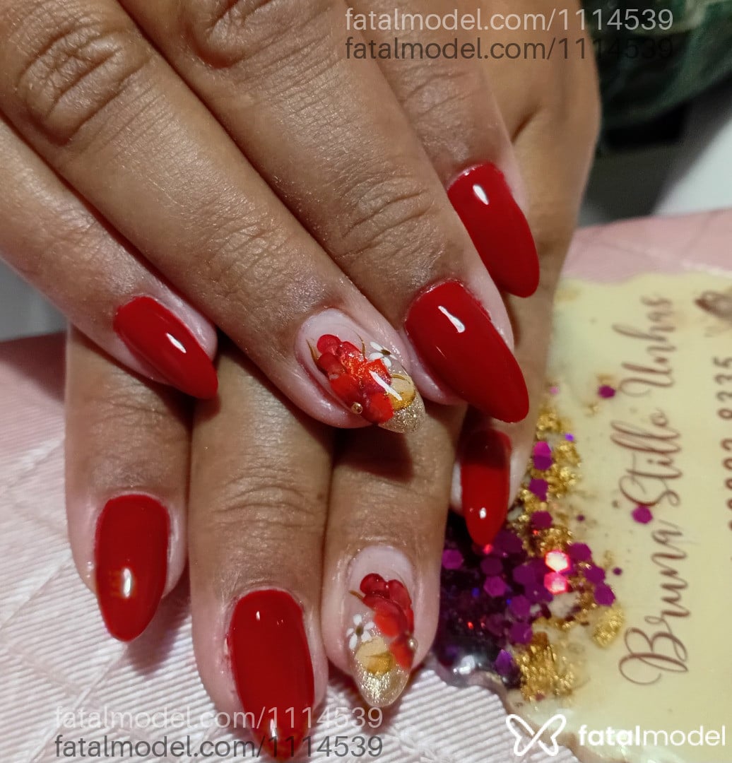 Acompanhante mulher com cabelo castanho de olhos castanhos - Brancadeneve