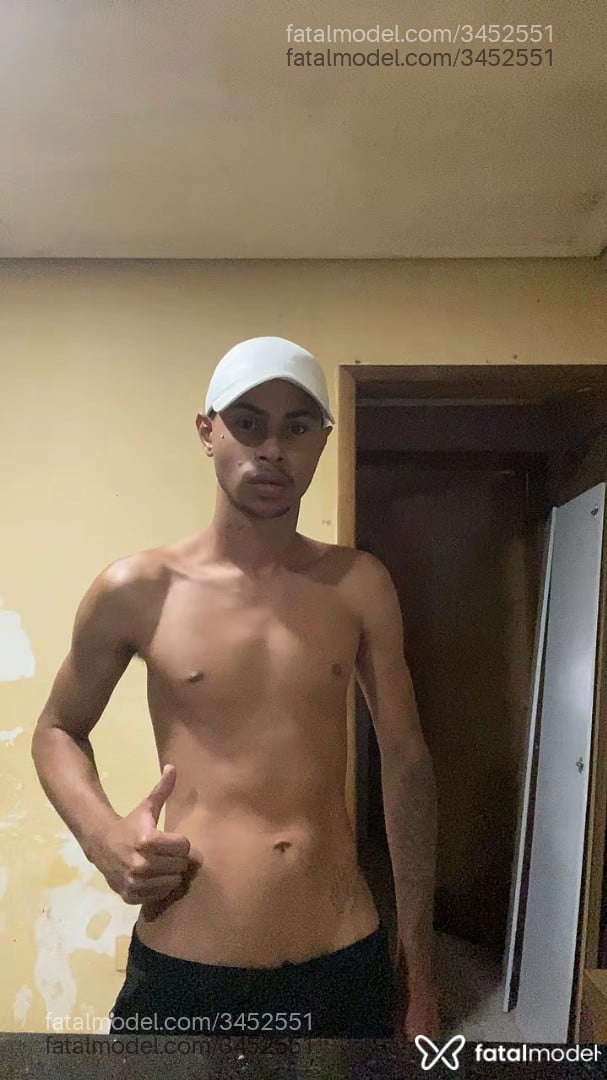 Acompanhante homem com cabelo castanho de olhos castanhos - Lucas Apolinário