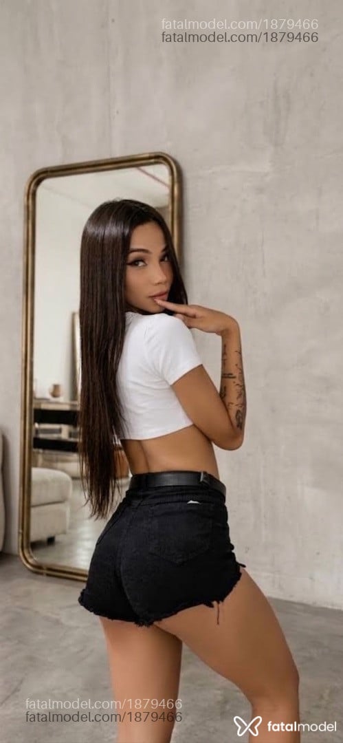 Acompanhante mulher trans com cabelo castanho de olhos castanhos - Penélope Moranguin