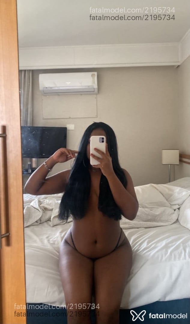 Acompanhante mulher sem cabelo de olhos castanhos - Larissa Oliveira