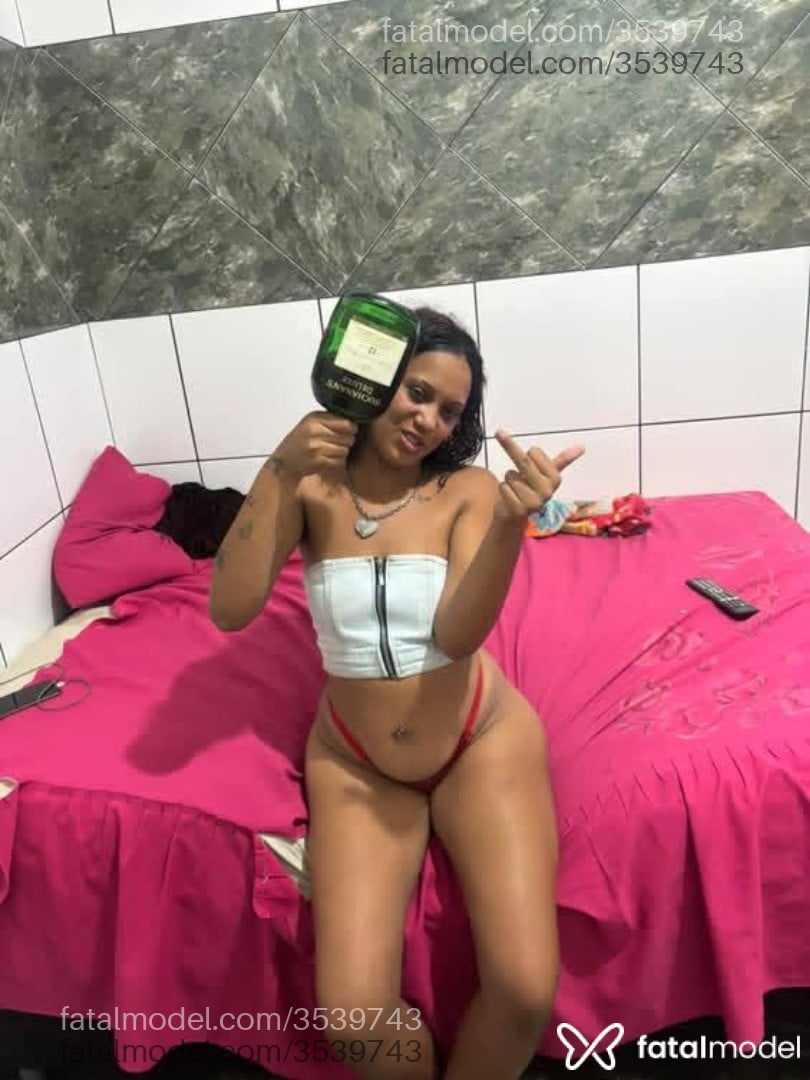 Acompanhante mulher morena (o) de olhos pretos - Emanuely
