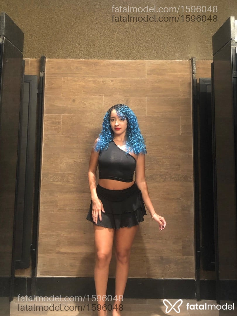 Acompanhante mulher com cabelo colorido de olhos castanhos - Luana