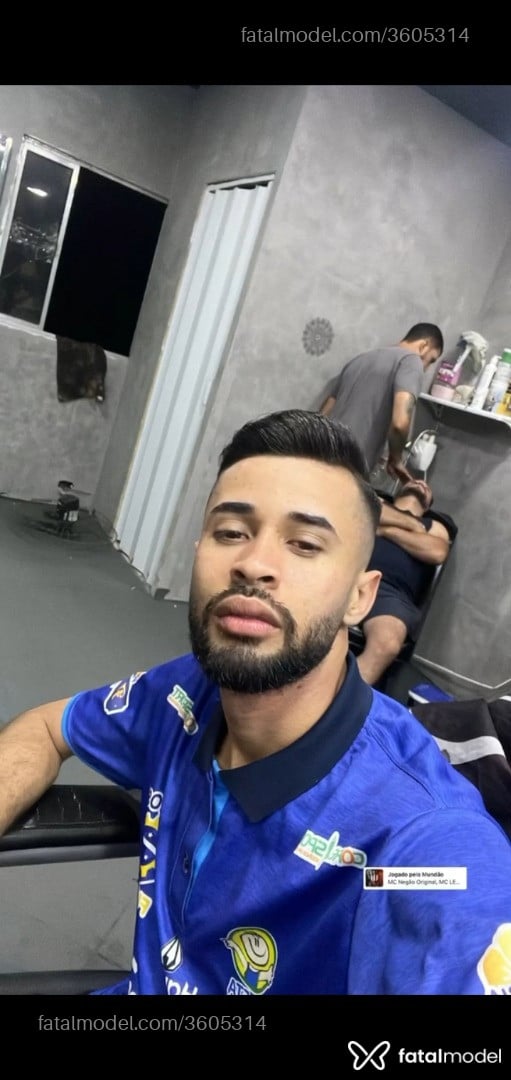 Acompanhante homem com cabelo castanho de olhos castanhos - Alves