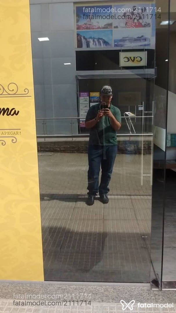 Acompanhante homem com cabelo castanho de olhos azuis - Toco