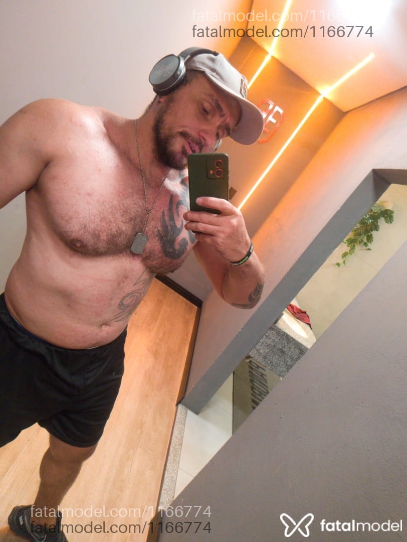 Acompanhante homem com cabelo castanho de olhos castanhos - Menhphysique