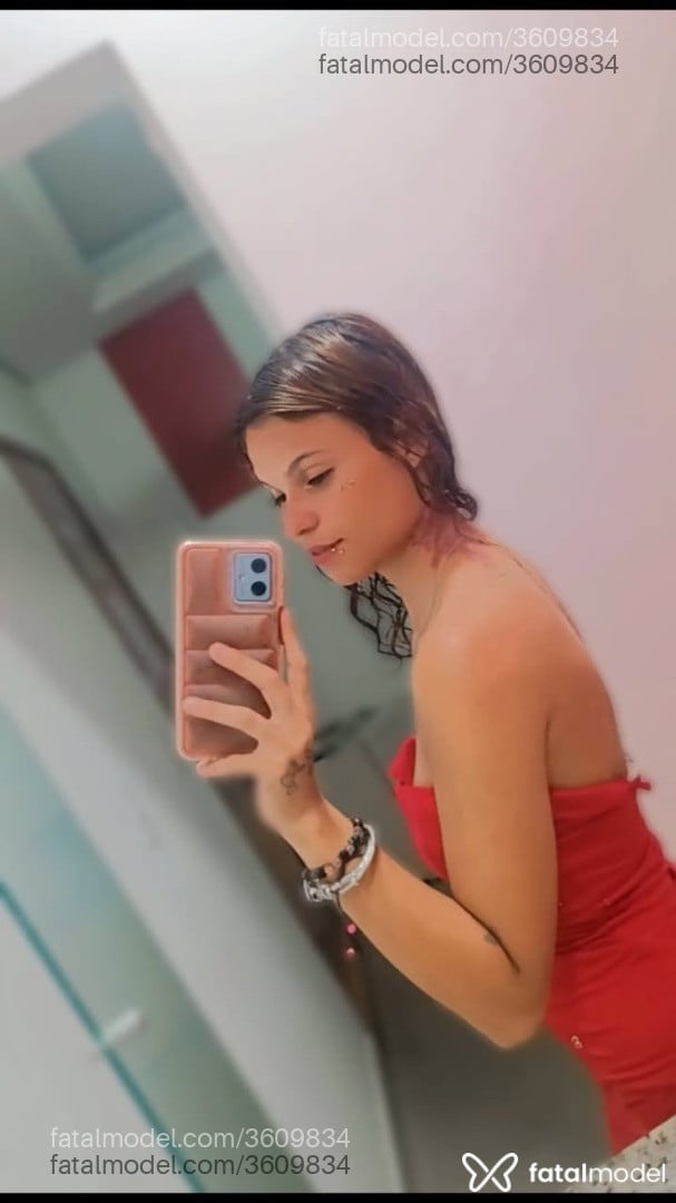 Acompanhante mulher loira (o) de olhos castanhos - Tauany