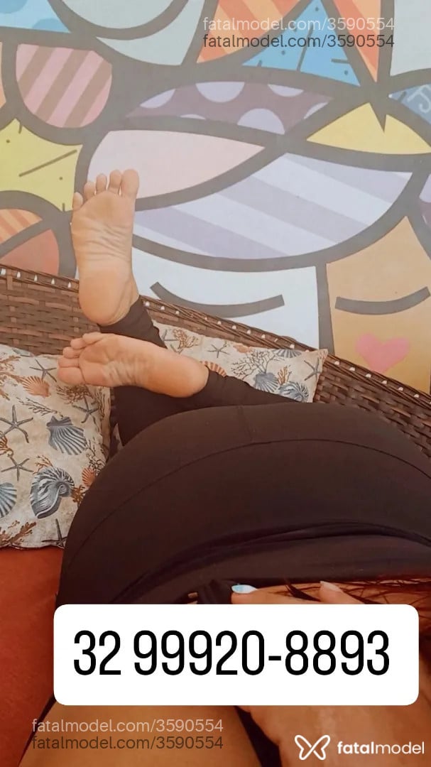Acompanhante mulher com cabelo colorido de olhos castanhos - Feetbbw
