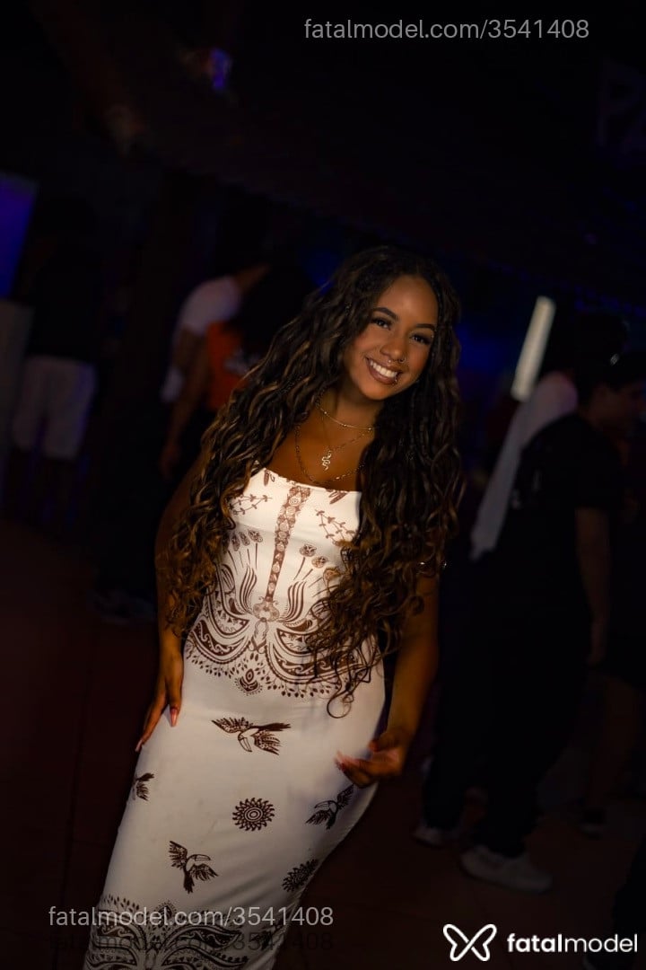 Acompanhante mulher morena (o) de olhos castanhos - Ana Elisa Menezes