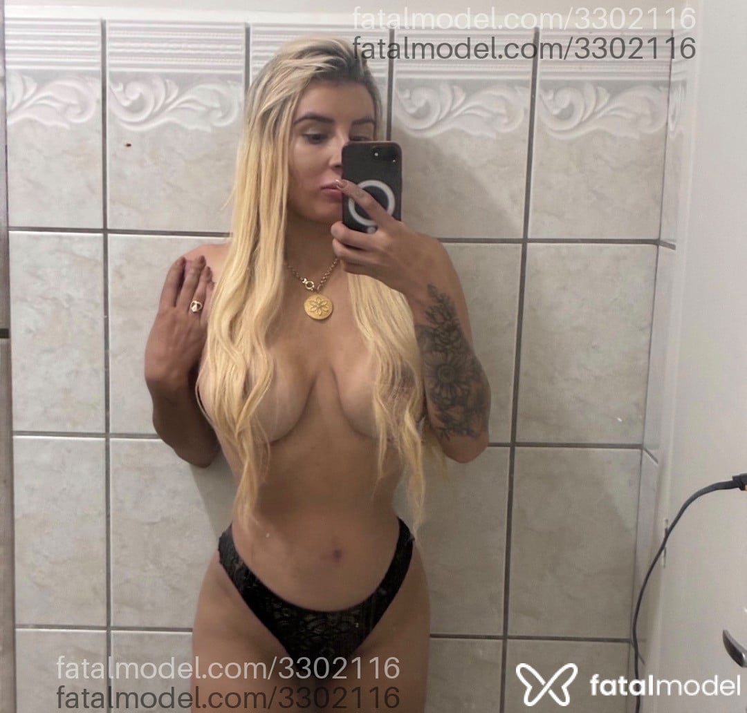 Acompanhante mulher loira (o) de olhos pretos - Bel Santos