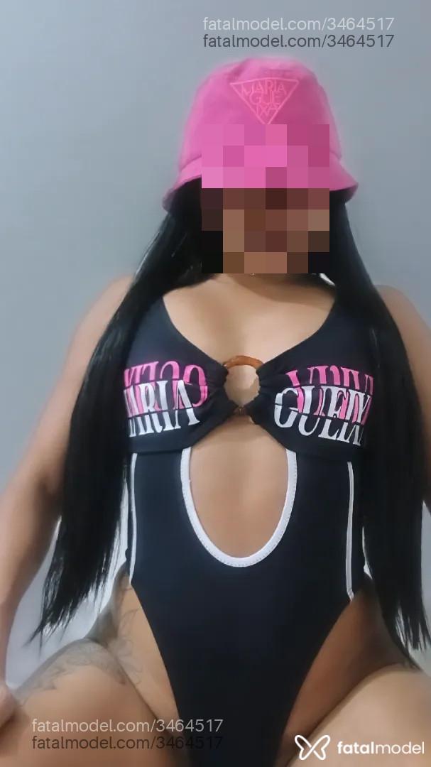 Acompanhante mulher com cabelo colorido de olhos pretos - Letícia