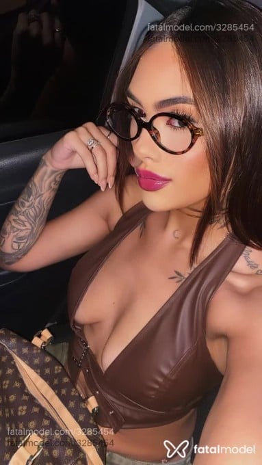 Acompanhante mulher com cabelo castanho de olhos mel - Manuela
