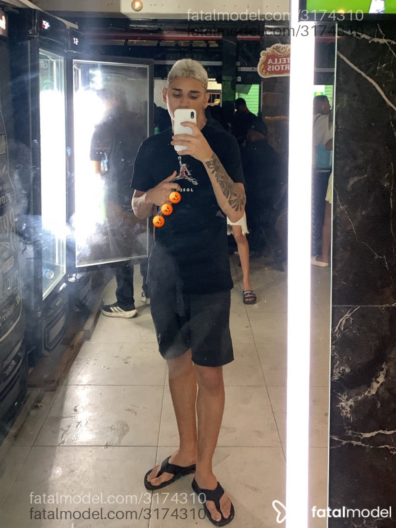 Acompanhante homem com cabelo castanho de olhos castanhos - Mickael