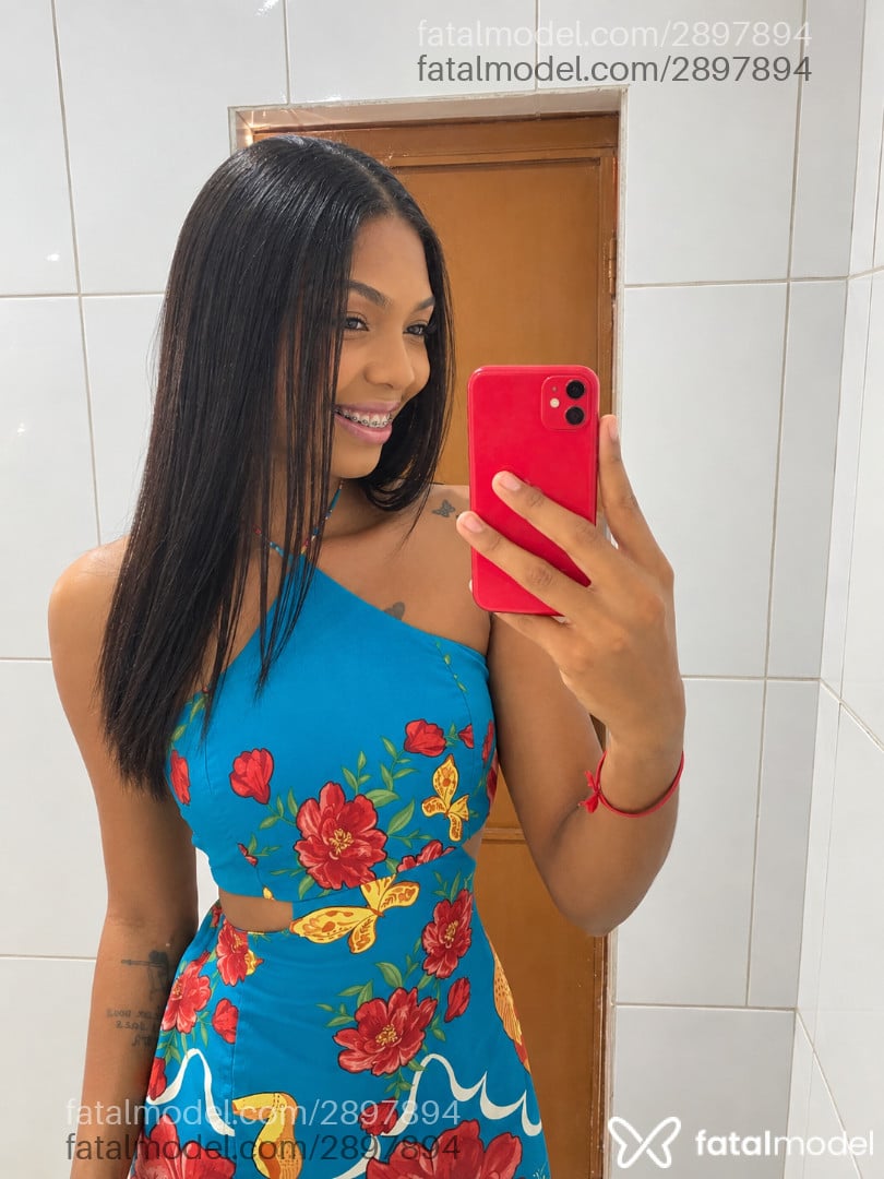 Acompanhante mulher trans morena (o) de olhos pretos - ****inhaa