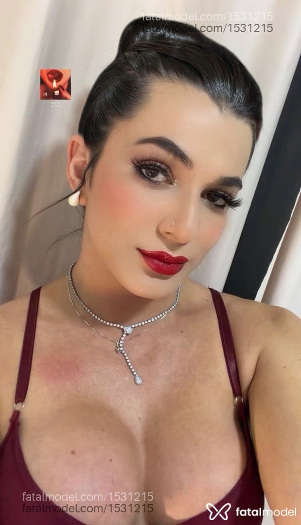 Acompanhante mulher trans com cabelo castanho de olhos mel - Alice