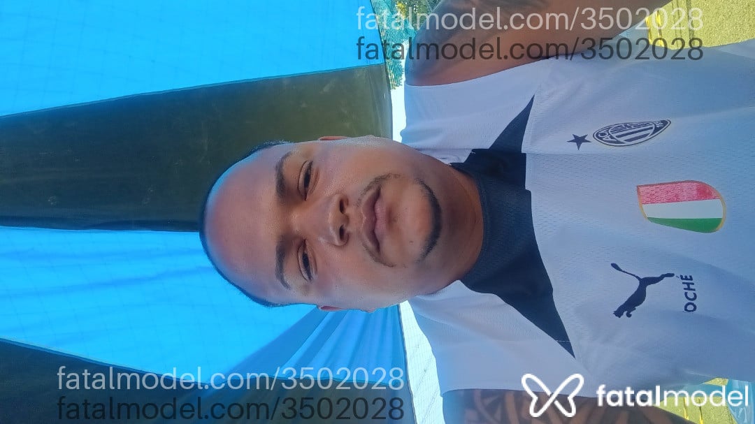 Acompanhante homem com cabelo grisalho de olhos pretos - Morenosilva