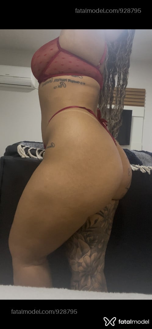 Acompanhante mulher com cabelo colorido de olhos castanhos - Bruna lima