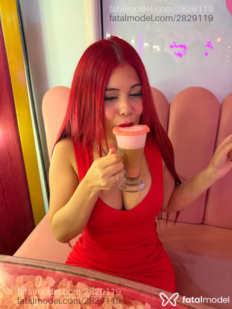 Acompanhante mulher ruiva (o) de olhos castanhos - Moranguete
