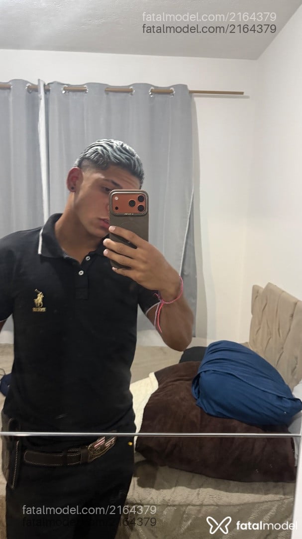 Acompanhante homem com cabelo grisalho de olhos pretos - Lucas