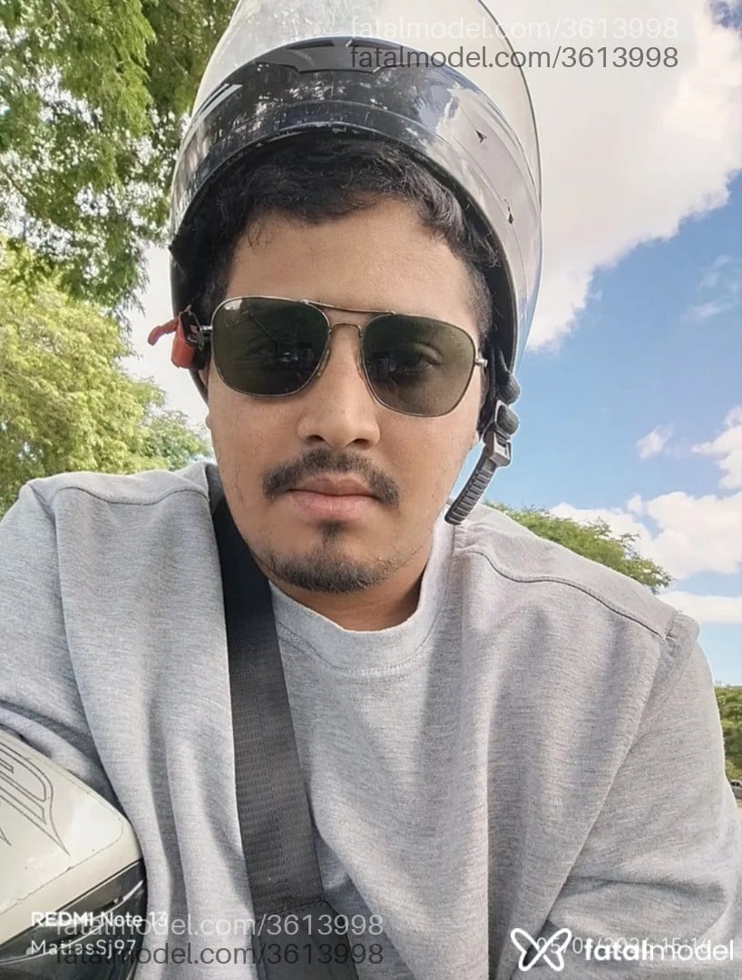 Acompanhante homem com cabelo castanho de olhos castanhos - Matias