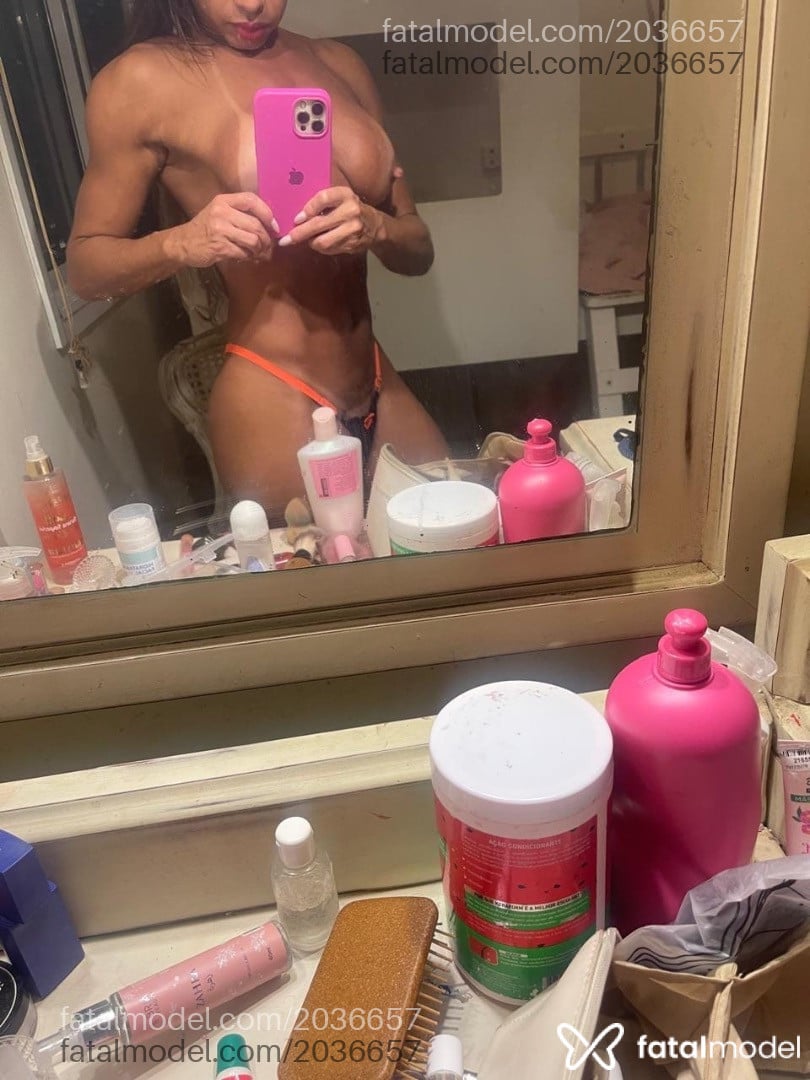 Acompanhante mulher com cabelo castanho de olhos verdes - Licaty