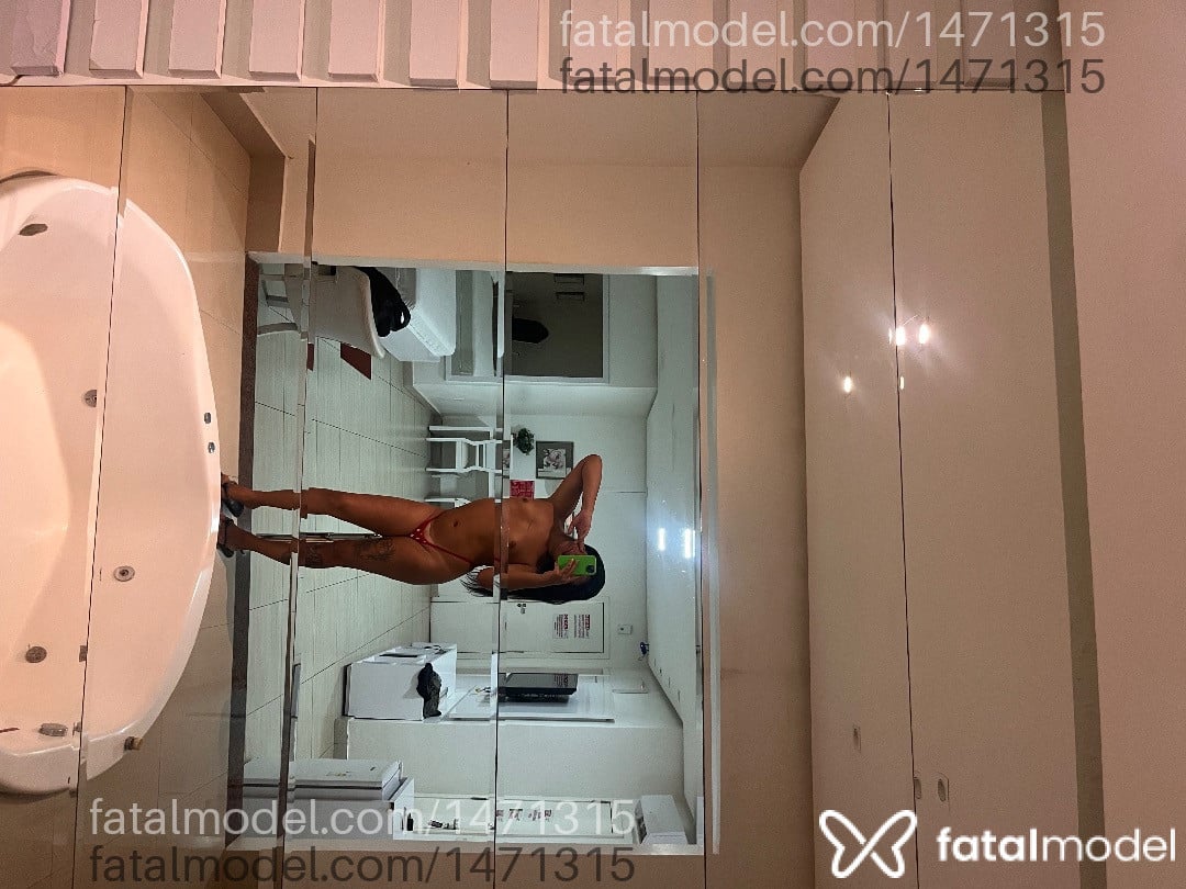 Acompanhante mulher trans morena (o) de olhos pretos - Agatha