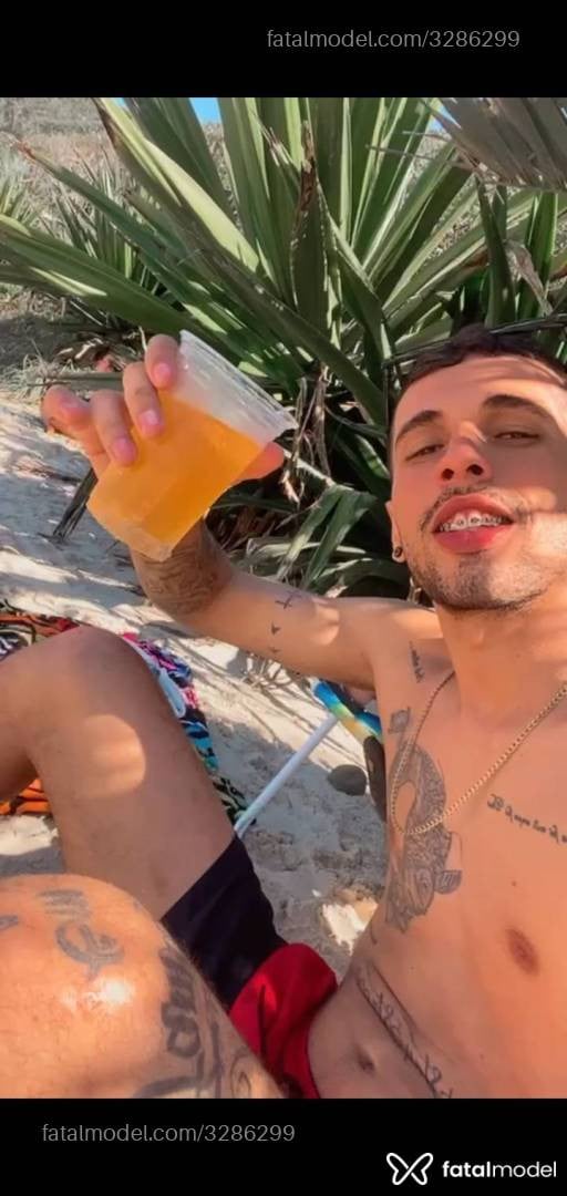 Acompanhante homem com cabelo castanho de olhos verdes - Gabriel