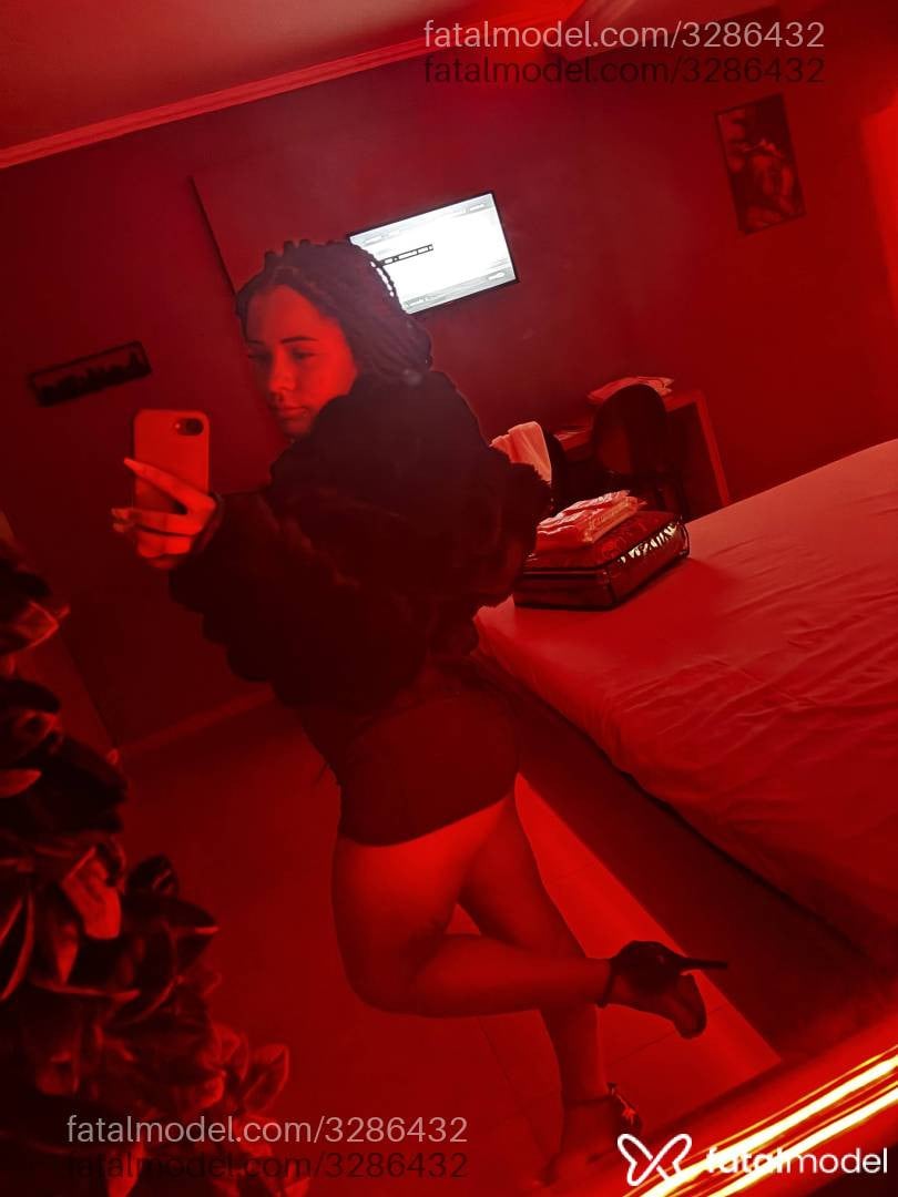 Acompanhante mulher morena (o) de olhos pretos - Sofia Lima