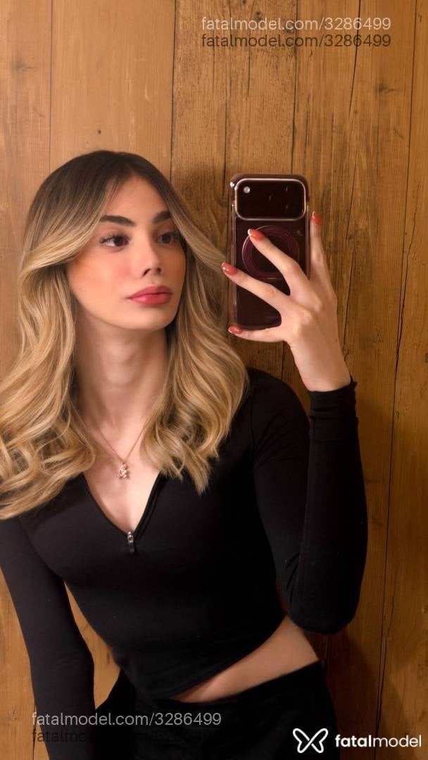 Acompanhante mulher trans loira (o) de olhos castanhos - Emma Moraes