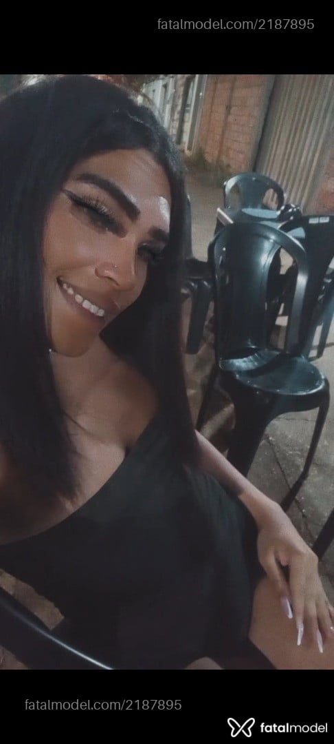 Acompanhante mulher trans morena (o) de olhos pretos - Travestiversatil