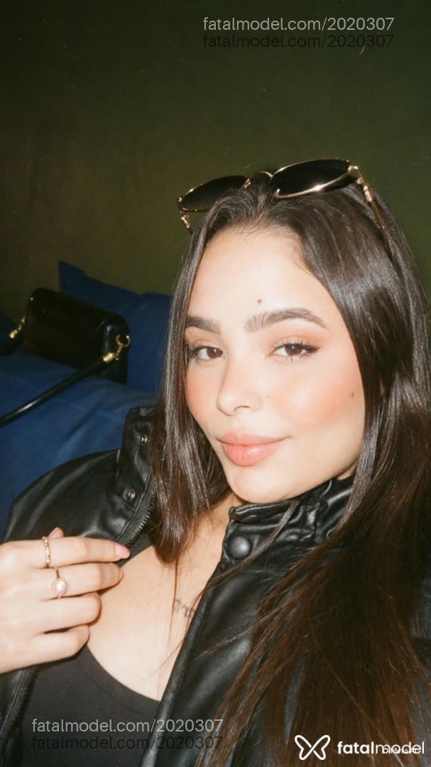 Acompanhante mulher com cabelo castanho de olhos castanhos - Larissa