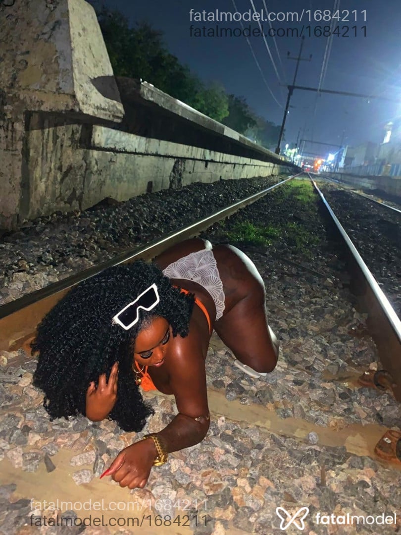 Acompanhante mulher morena (o) de olhos pretos - Pérola Negra