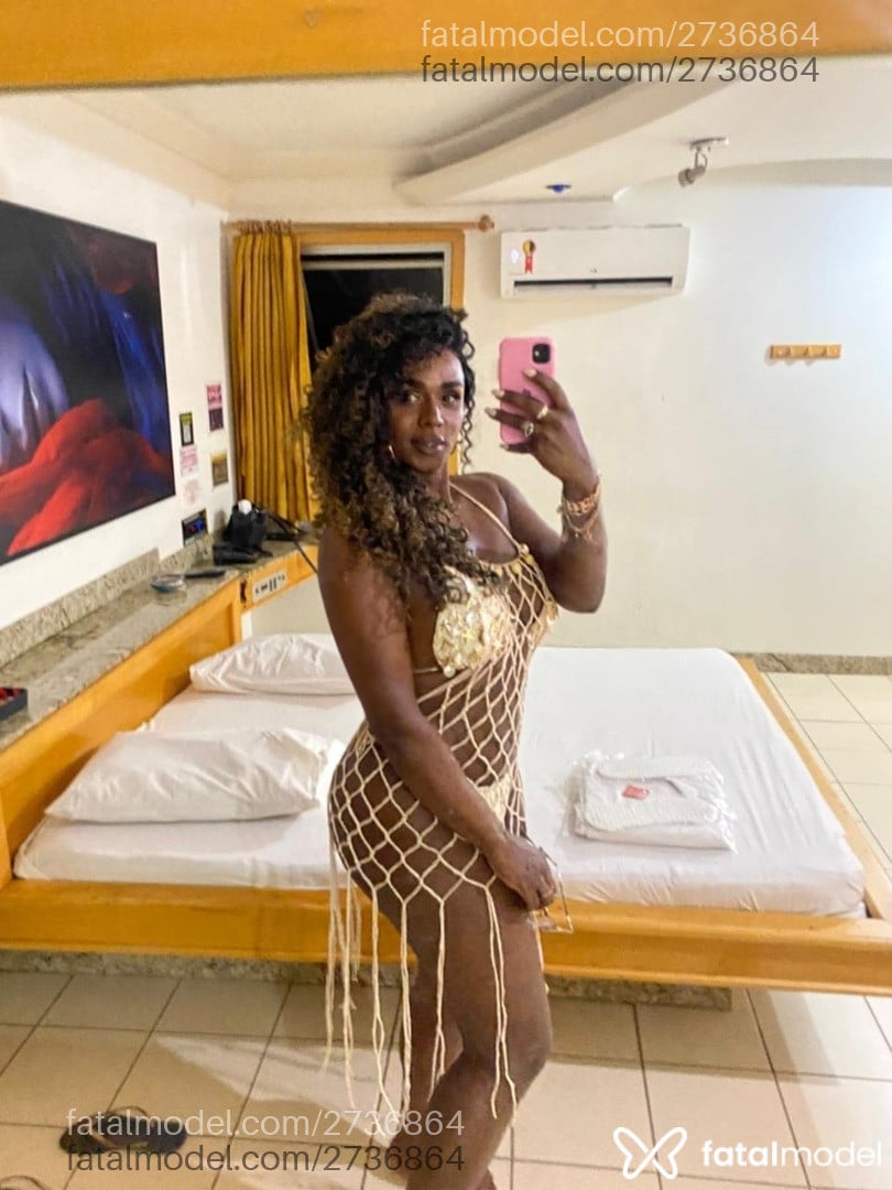 Acompanhante mulher trans morena (o) de olhos pretos - Dominick Page