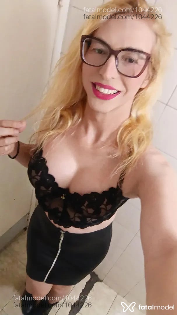 Acompanhante mulher trans loira (o) de olhos castanhos - Kauane