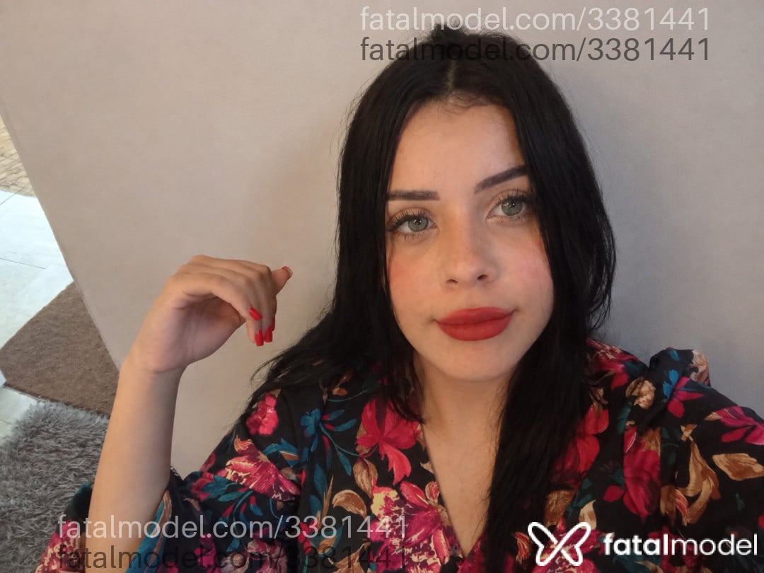 Acompanhante mulher morena (o) de olhos verdes - Urfffw