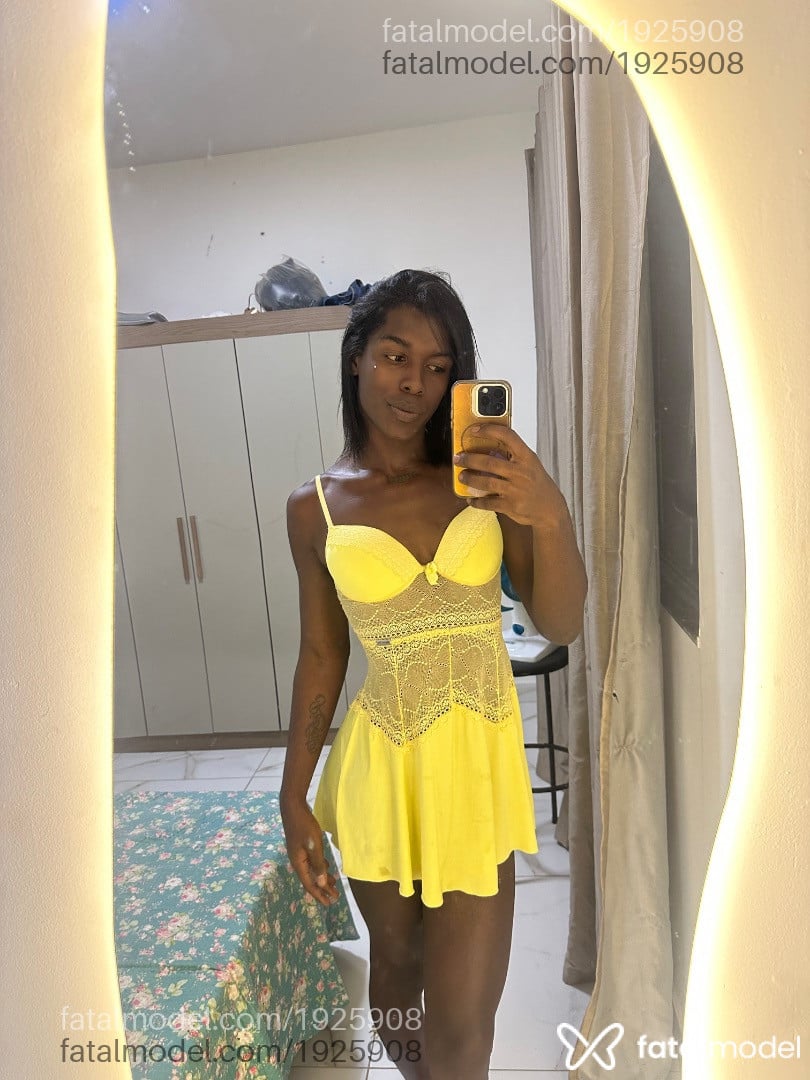 Acompanhante mulher trans morena (o) de olhos pretos - Priscilinha