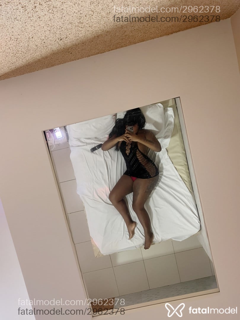 Acompanhante mulher trans morena (o) de olhos pretos - Indiaa