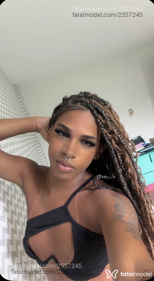 Acompanhante mulher trans morena (o) de olhos pretos - Scarllett