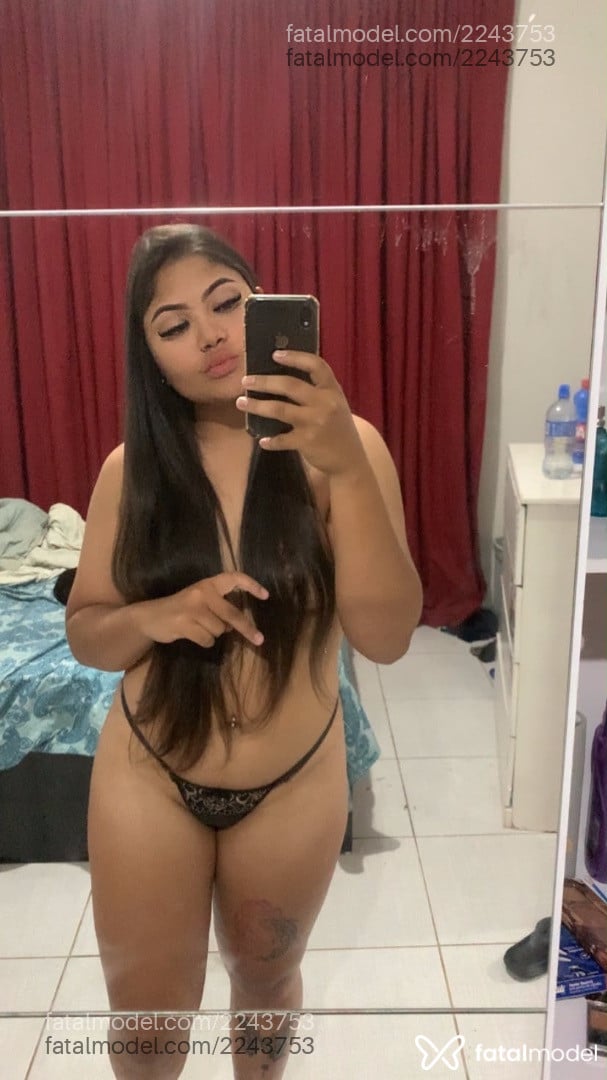 Acompanhante mulher com cabelo castanho de olhos castanhos - Iza