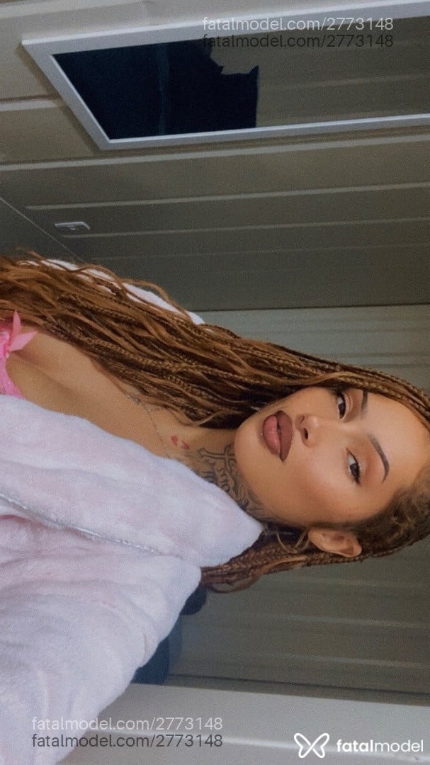 Acompanhante mulher com cabelo castanho de olhos castanhos - Briele Savoy