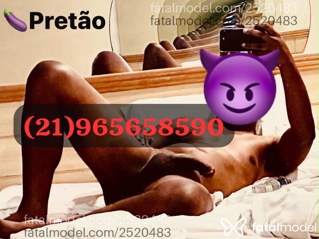 Acompanhante homem com cabelo grisalho de olhos castanhos - Pretão