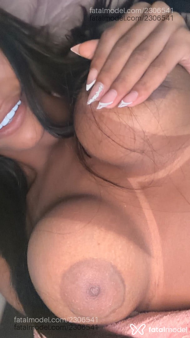 Acompanhante mulher trans morena (o) de olhos pretos - Eduarda