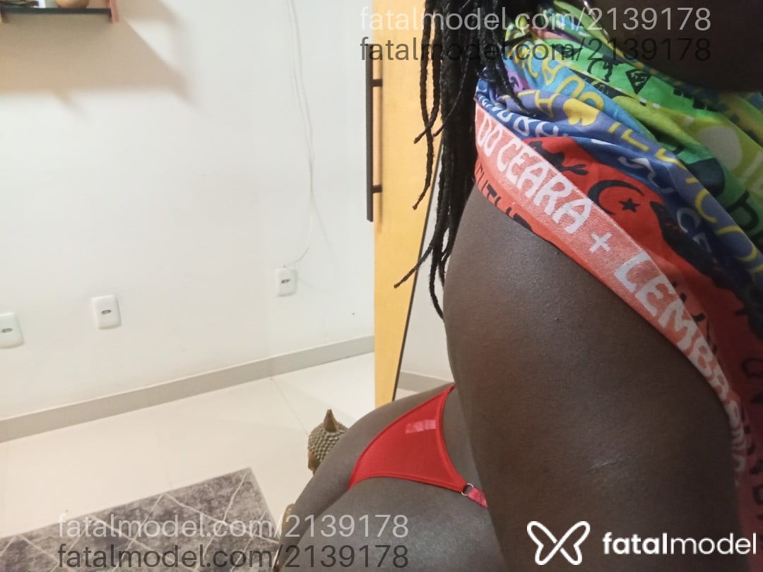 Acompanhante mulher morena (o) de olhos pretos - Pretagatagg