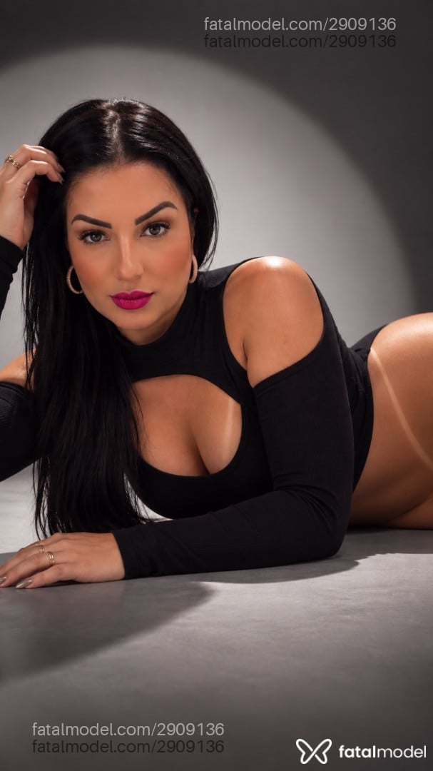 Acompanhante mulher morena (o) de olhos castanhos - Camila