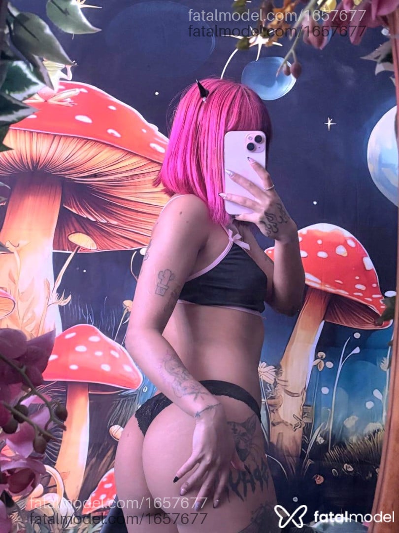 Acompanhante mulher com cabelo colorido de olhos mel - Luana Neko