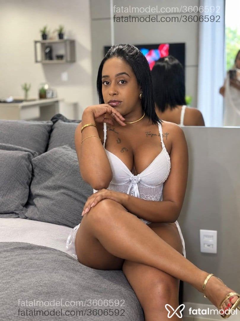 Acompanhante mulher morena (o) de olhos castanhos - Isadora Black