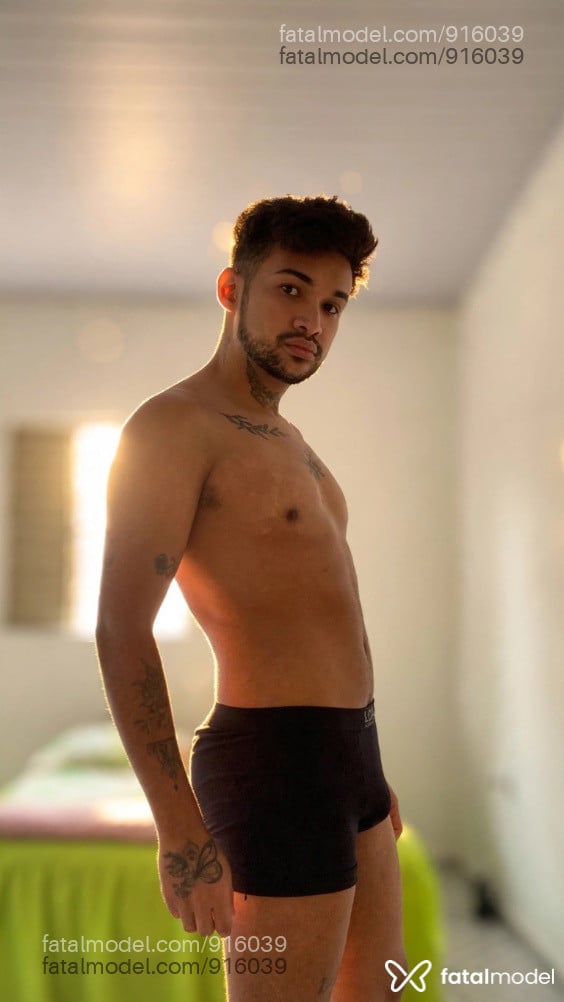 Acompanhante mulher trans morena (o) de olhos castanhos - Felipe