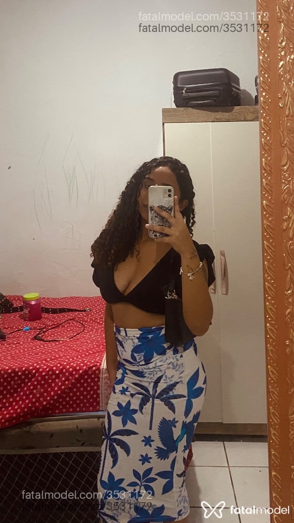 Acompanhante mulher com cabelo castanho de olhos castanhos - Thayna Sophia