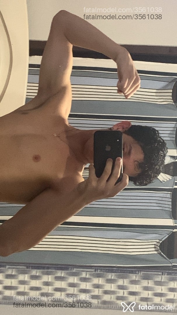 Acompanhante homem com cabelo castanho de olhos pretos - Lucas